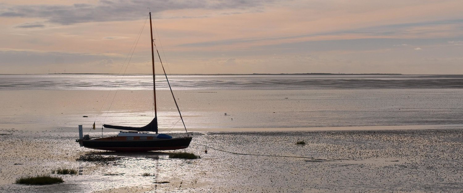 Boot bei Ebbe an der Nordsee Boot bei Ebbe an der Nordsee