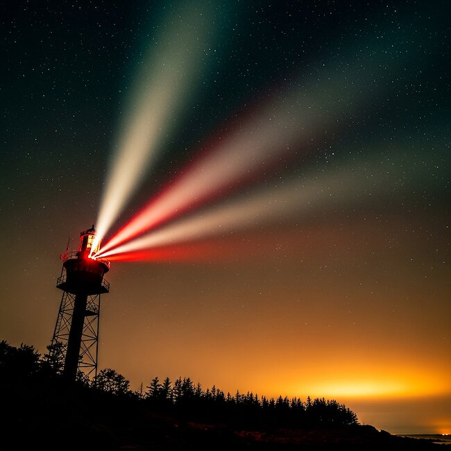 Böhler Leuchtturm bei Nacht