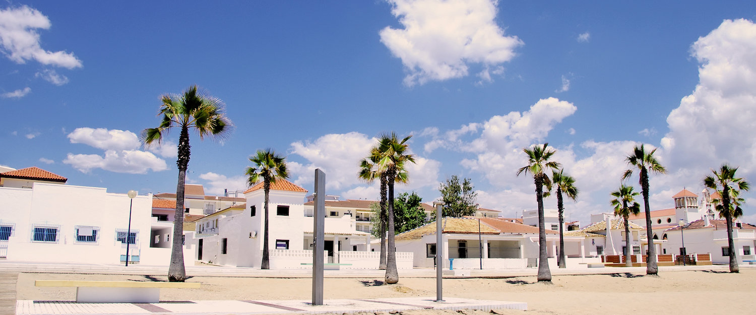 Casas blancas junto a la playa en Islantilla Casas blancas junto a la playa en Islantilla