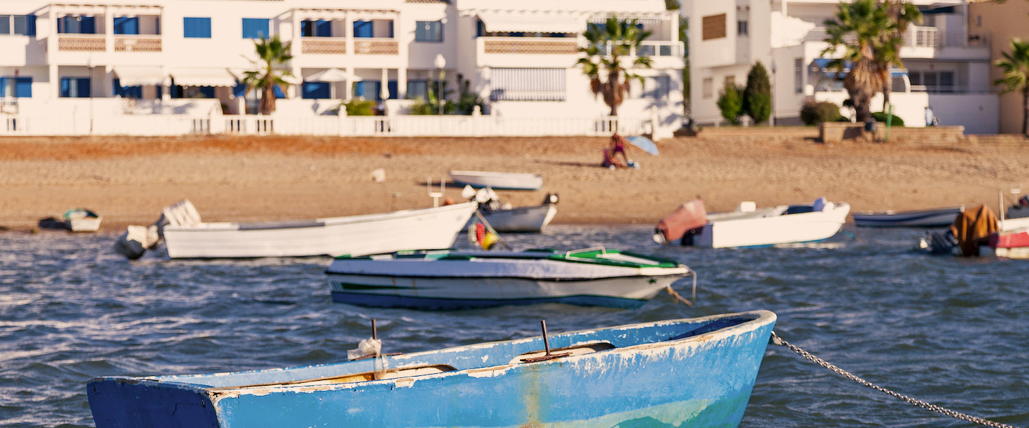 Las barcas flotando con la playa de fondo Las barcas flotando con la playa de fondo