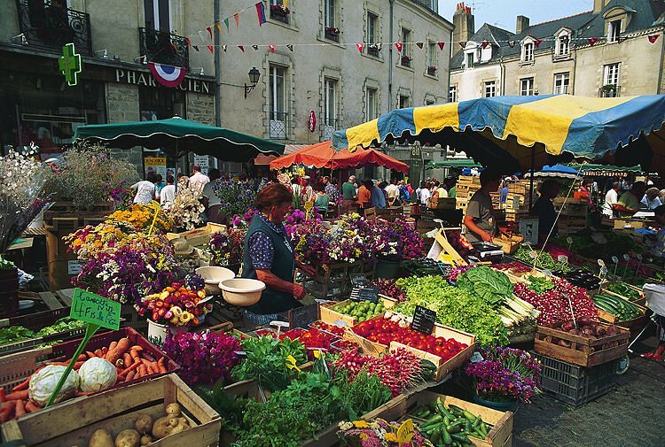 Marché sur la place des Lices