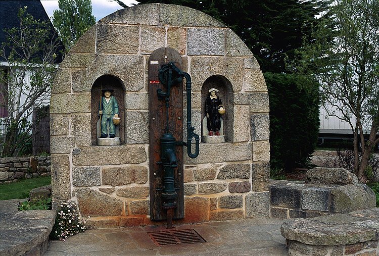 Fontaine sur l'île Saint-Cado - Bretagne Fontaine sur l'île Saint-Cado - Bretagne