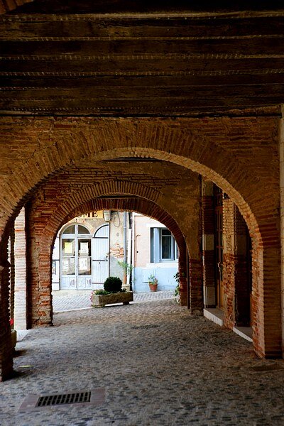Passage vouté autour de la halle aux grains Passage vouté autour de la halle aux grains