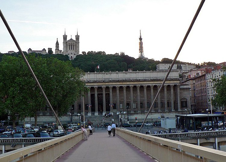 Colline de Fourvière et Palais de Justice - Lyon Colline de Fourvière et Palais de Justice - Lyon