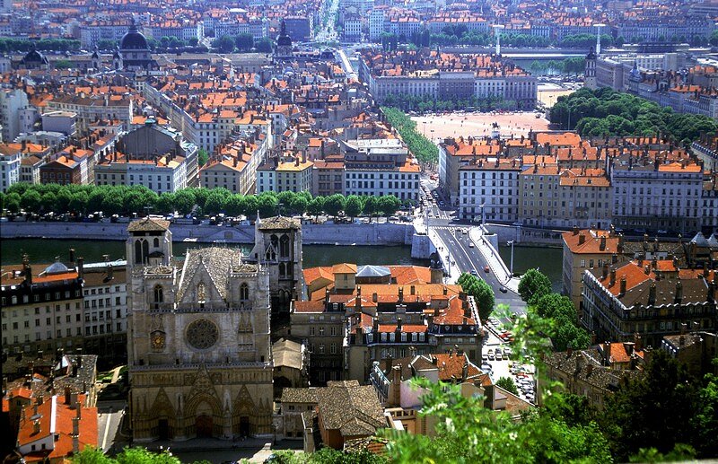 Vue du Vieux Lyon avec la place Bellecour en arrière plan Vue du Vieux Lyon avec la place Bellecour en arrière plan
