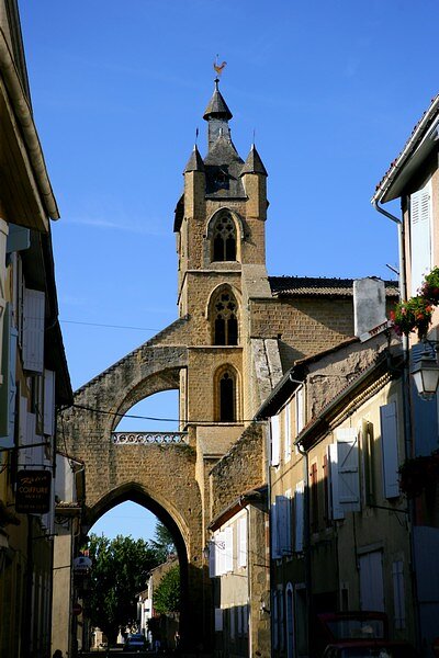 Une rue de Mirande, et l'église Sainte-Marie