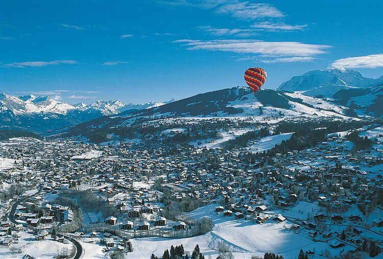 Vue générale avec montgolfière