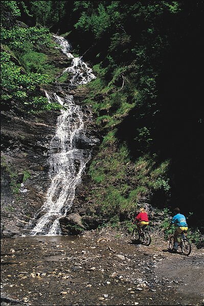 Deux VTT et cascade