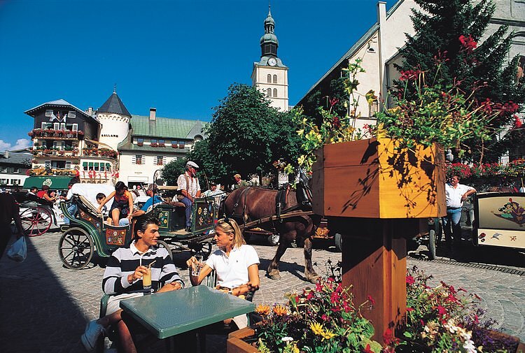 Terrasse et calèche en été