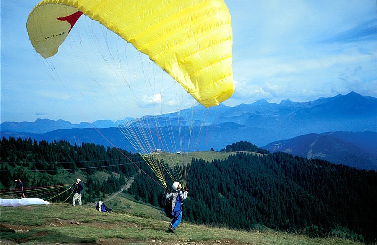 Parapente en été - Les Carroz