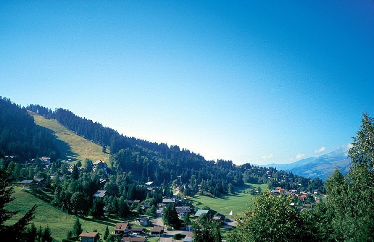 Vue de la station en été - Les Carroz