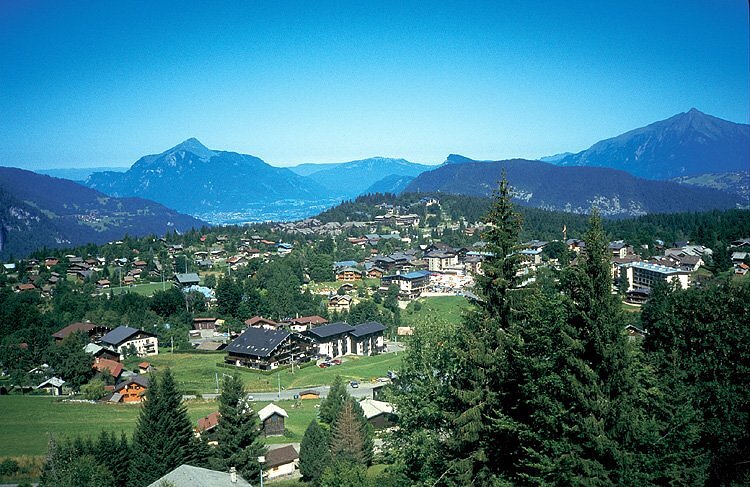 Vue de la station en été - Les Carroz