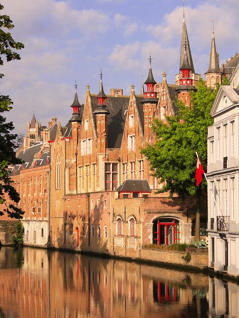 Middeleeuwse architectuur aan een kanaal in Brugge