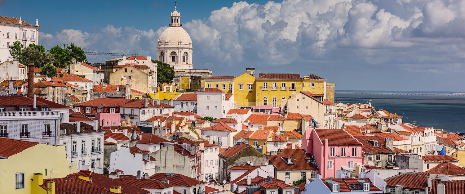 Skyline van de wijk Alfama in Lissabon