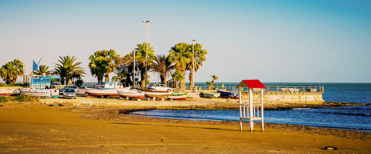 Spiaggia al sorgere del sole e barche. Spiaggia al sorgere del sole e barche.