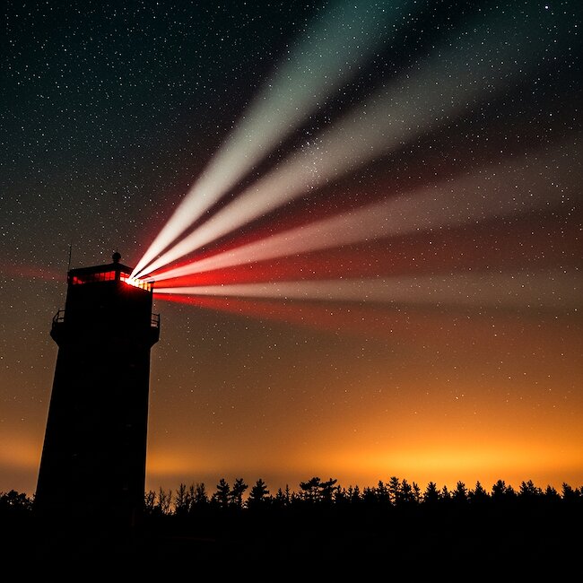 Böhler Leuchtturm bei Nacht