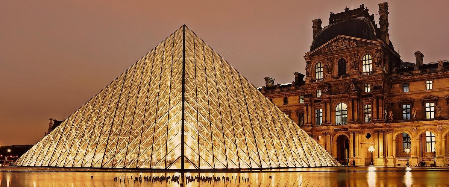 Pyramiden utenfor Louvre i Paris