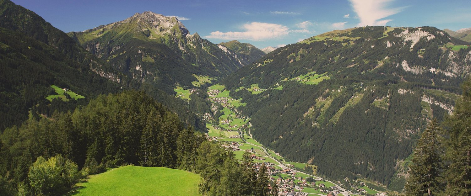 Die Berglandschaft lädt zum Wandern ein Die Berglandschaft lädt zum Wandern ein
