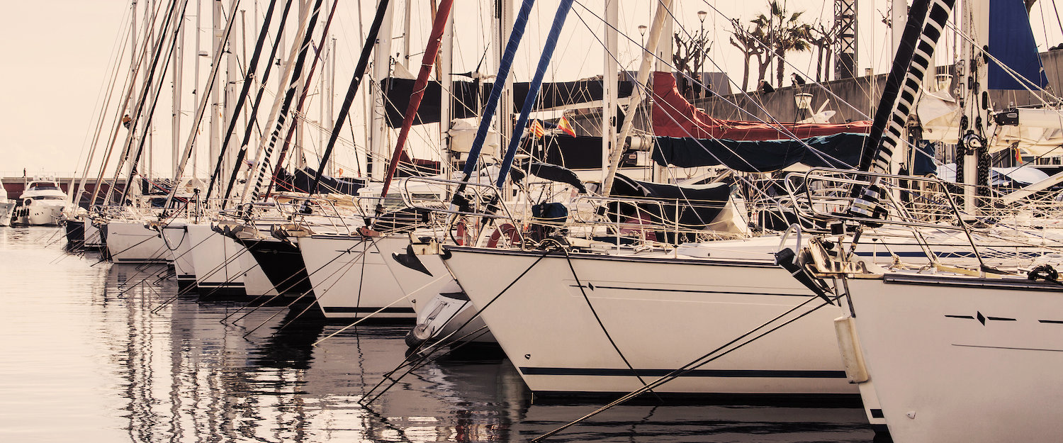 Los barcos veleros en el puerto Los barcos veleros en el puerto