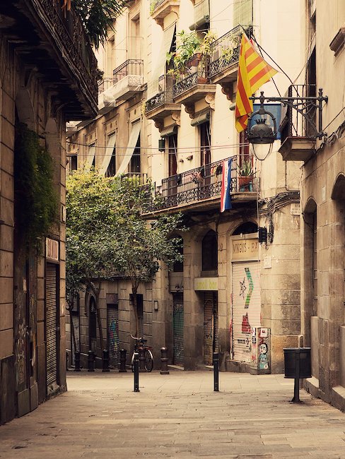 Angled alleys in the old town invite you to stroll.