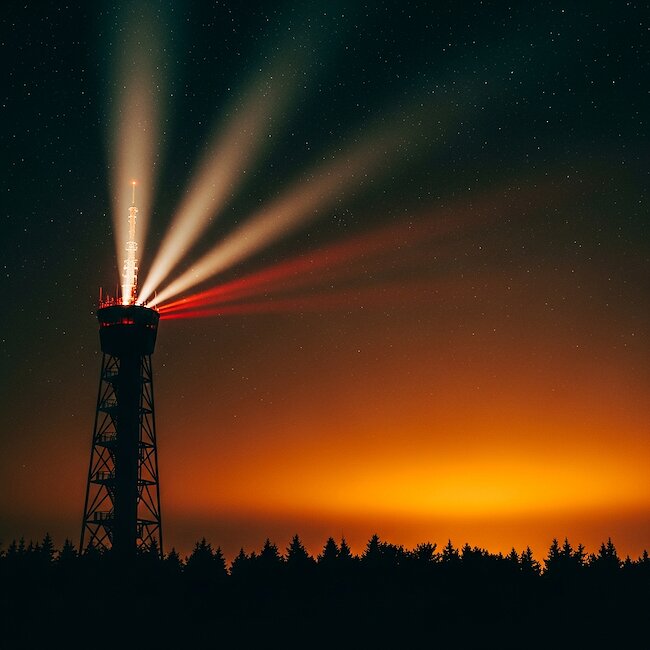 Böhler Leuchtturm bei Nacht
