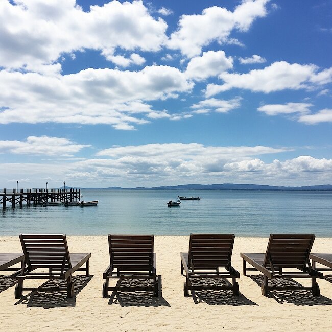 Liegestühle am Strand von Dranske