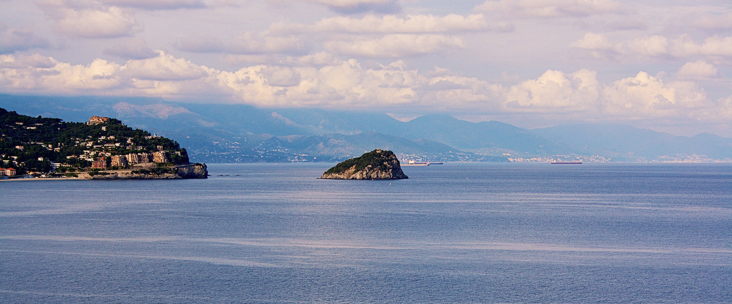 Punta Predani e l'isola di Bergeggi. Punta Predani e l'isola di Bergeggi.
