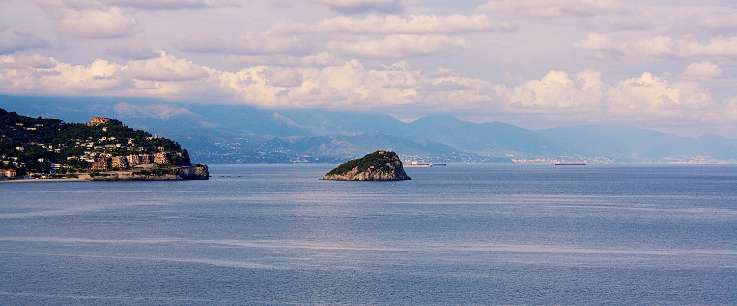 Punta Predani e l'isola di Bergeggi.