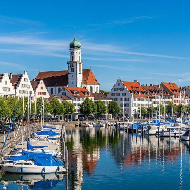 Hafen und Kirche in Wasserburg am Bodensee