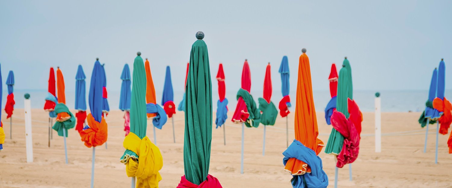 Parasoles sur plage, Deauville