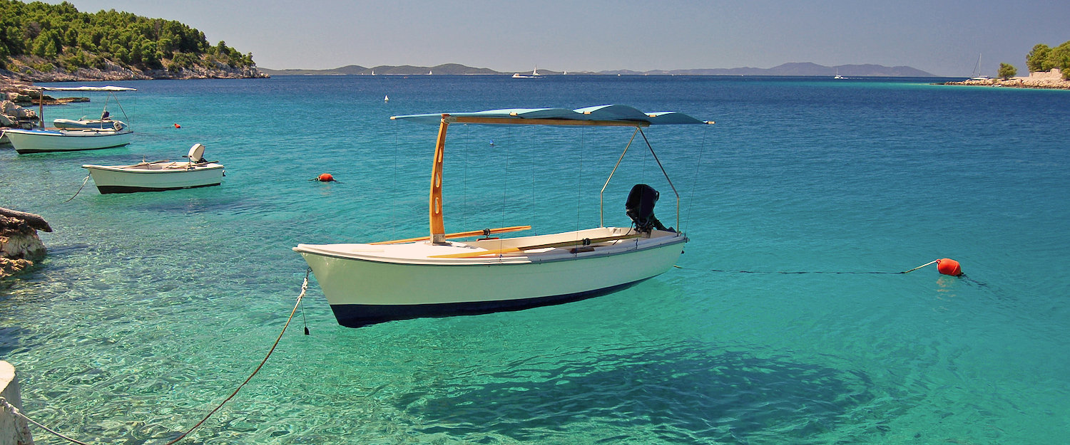 Boote in türkisblauem Meer in Porec