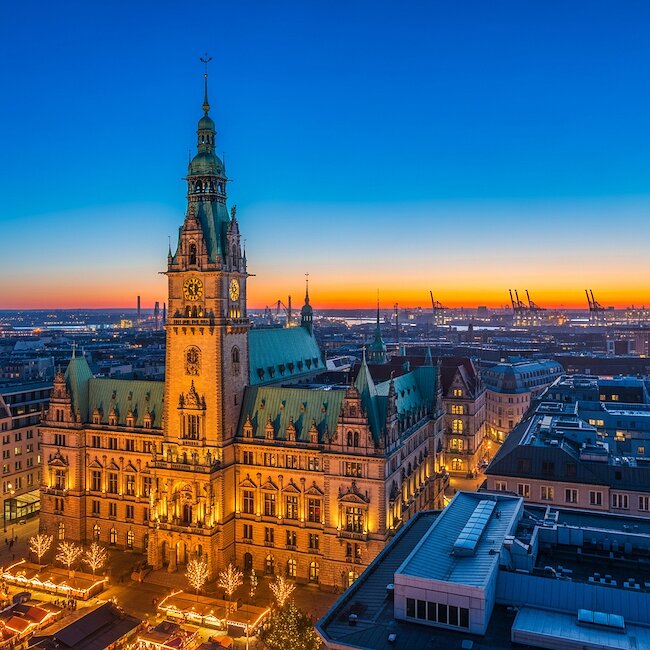 Rathaus und Weihnachtsmarkt in Hamburg
