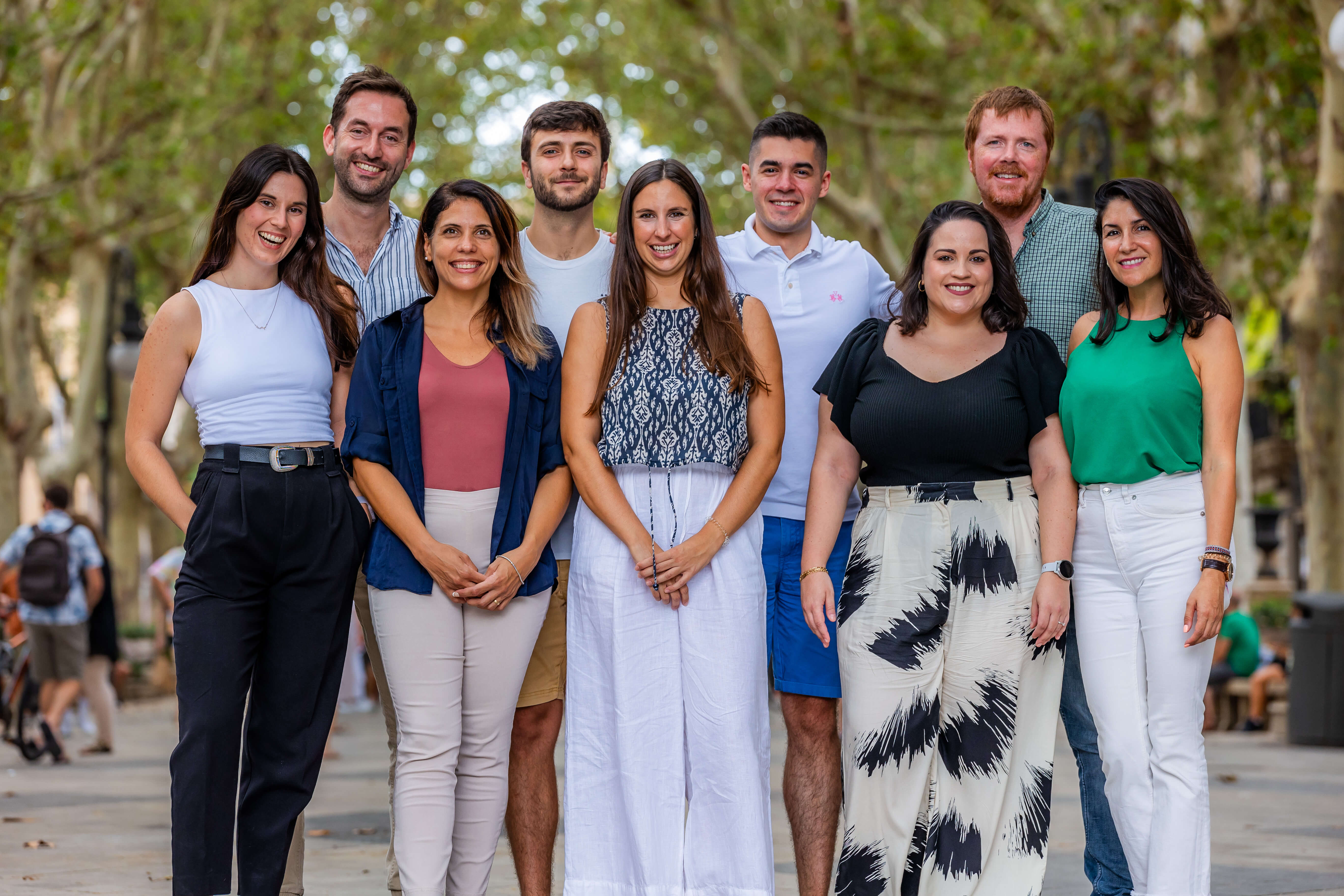 Das lokale Finca Mallorca Team auf einer von Platanen gesäumten Allee in Palma de Mallorca