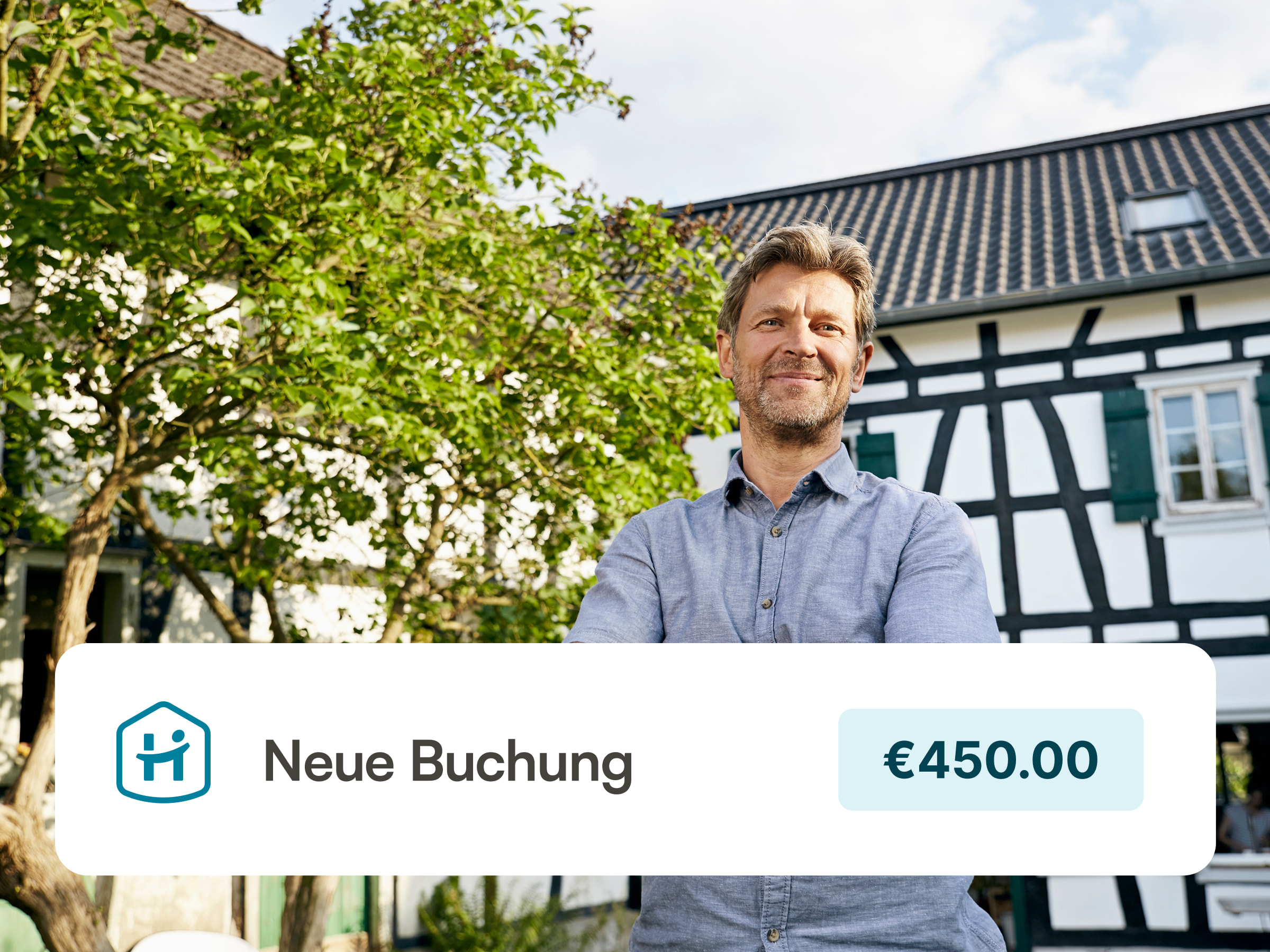 Gastgeber steht vor Landhaus