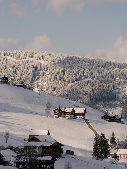 Ein schönes Tal im verschneiten Kleinwalsertal im Winter