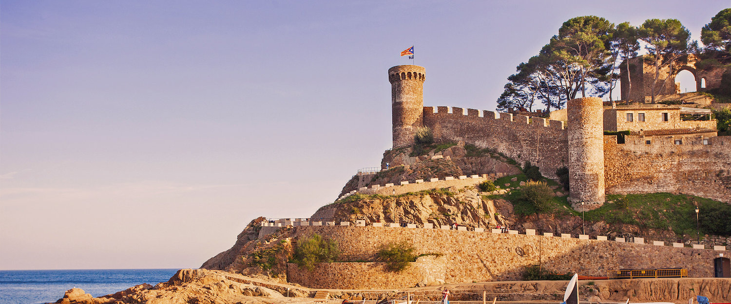 Las murallas del Castell desde la Playa Las murallas del Castell desde la Playa
