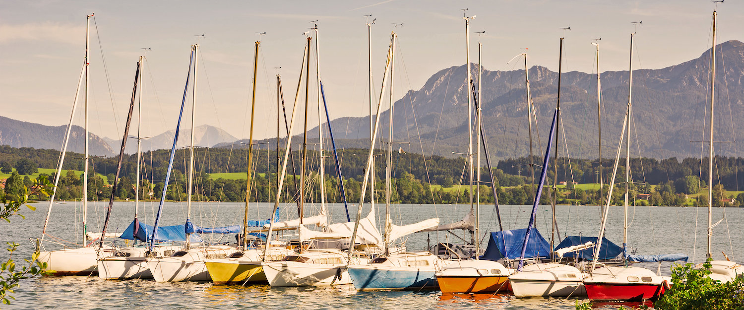 Segelboote im Riegsee vor wunderschönem Bergpanorama Segelboote im Riegsee vor wunderschönem Bergpanorama
