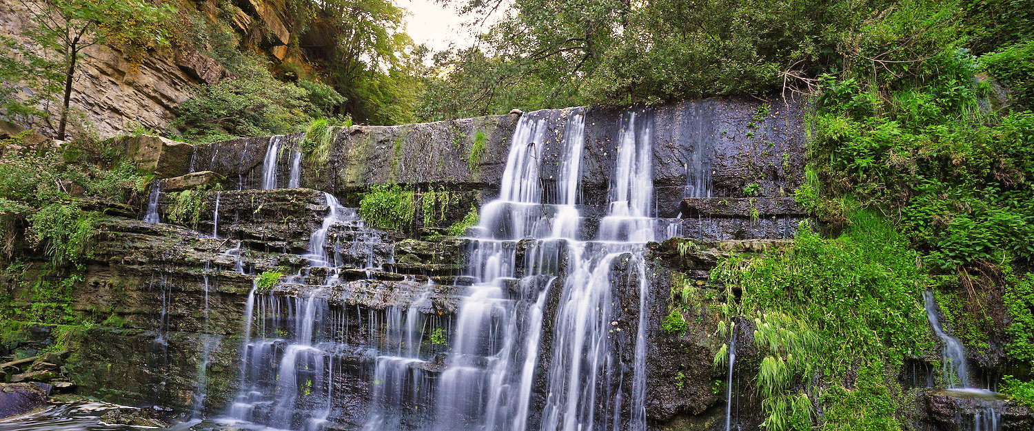 Pequeña cascada cerca de la aldea Ripit i Pruit Pequeña cascada cerca de la aldea Ripit i Pruit