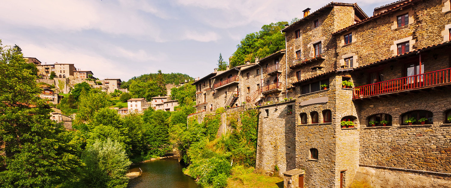 Pintoresca vista del antiguo pueblo de Cataluña Pintoresca vista del antiguo pueblo de Cataluña