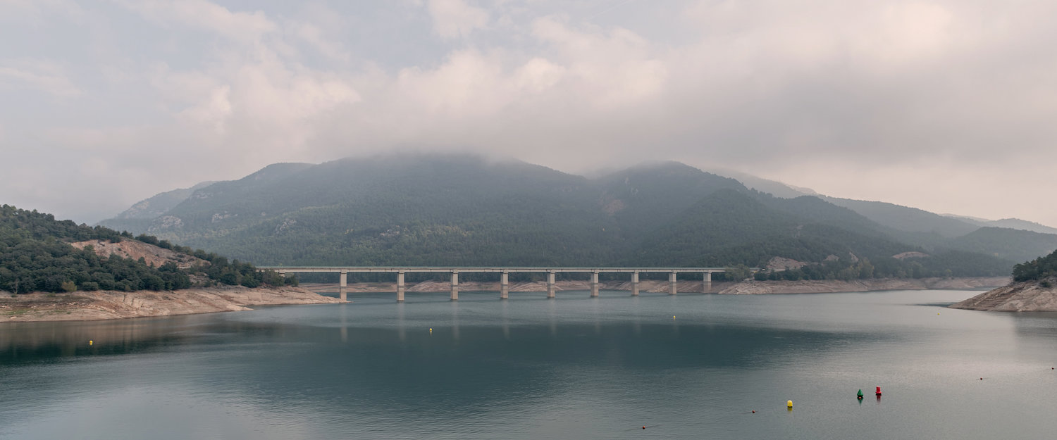 Lago entre montes de Berga