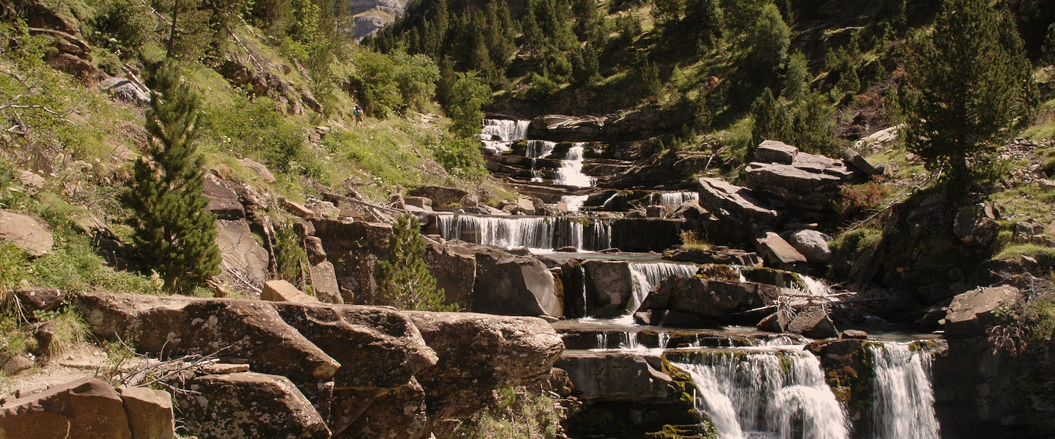 Cascada en el Parque Nacional de Ordesa en el Pirineo Cascada en el Parque Nacional de Ordesa en el Pirineo
