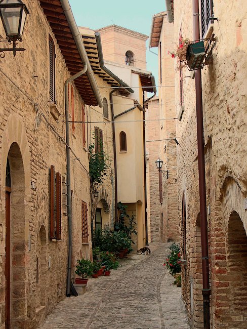 Typische Gasse einer Altstadt in Umbrien