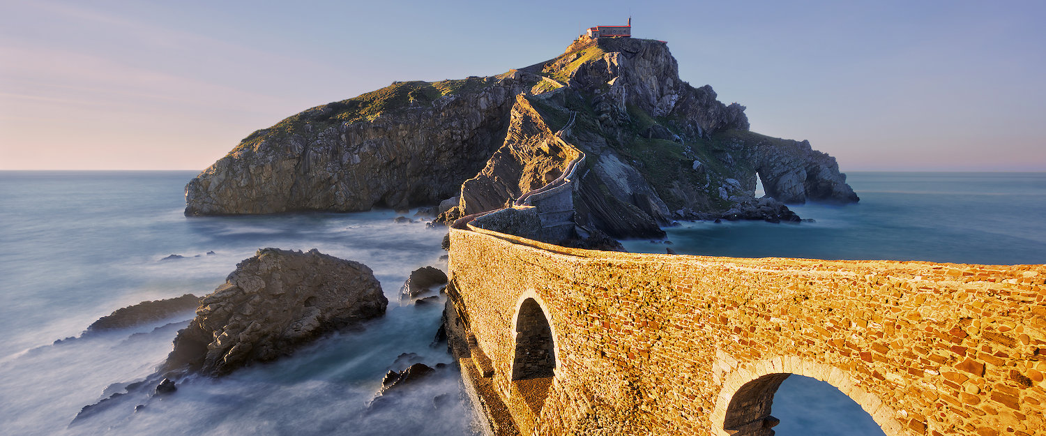 Majestätische Klippen im Meer bewundern.
