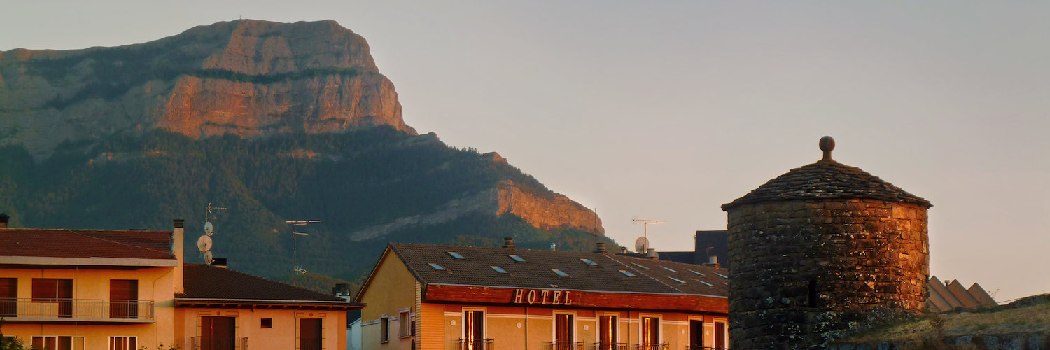 Jaca y el monte de Oroel durante una puesta de sol Jaca y el monte de Oroel durante una puesta de sol