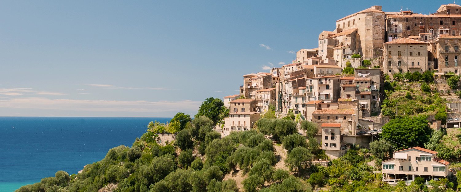 Cittadina arroccata si affaccia sul mare.