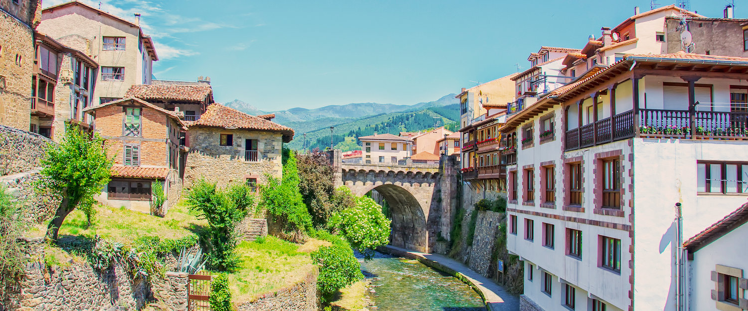 Puente y casas de Potes Puente y casas de Potes