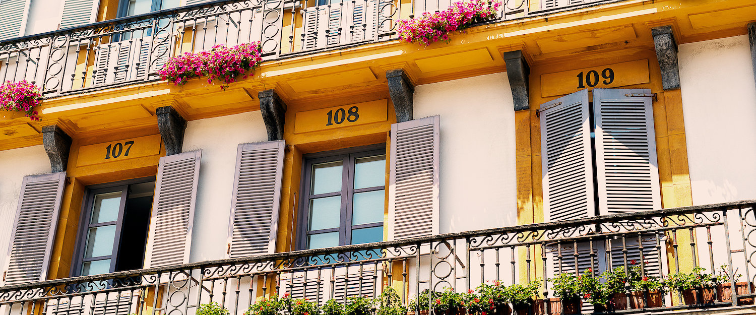 Los balcones en la Plaza Nueva de Donostia Los balcones en la Plaza Nueva de Donostia