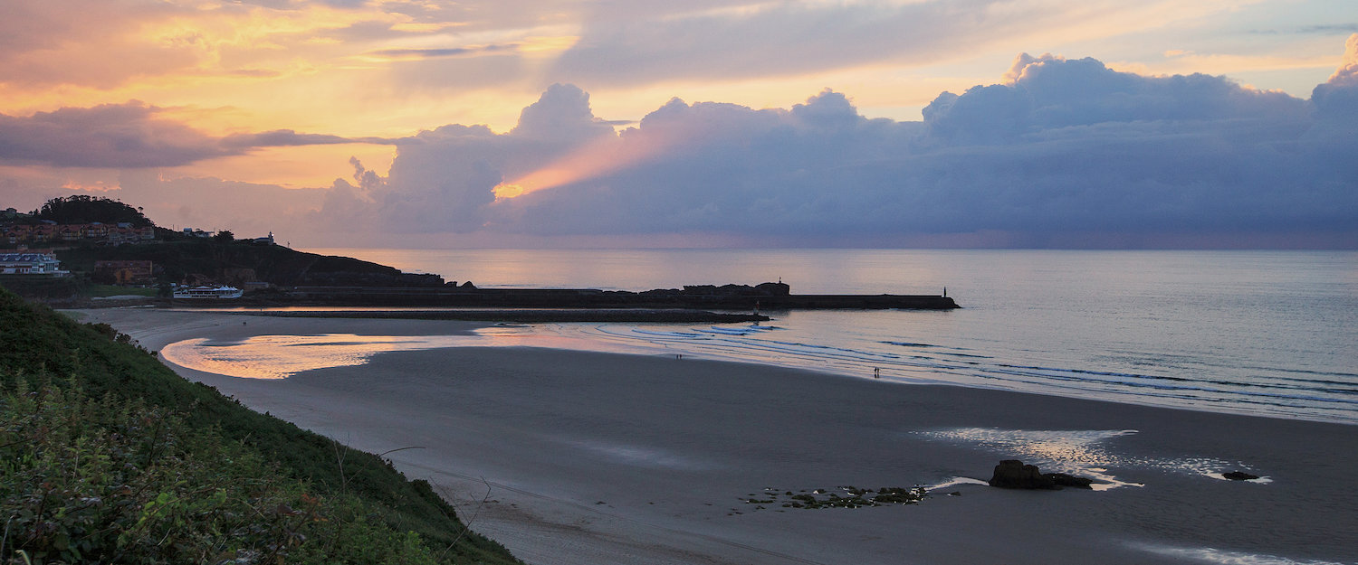 El atardecer en la playa de San Vicente de la Barquera El atardecer en la playa de San Vicente de la Barquera