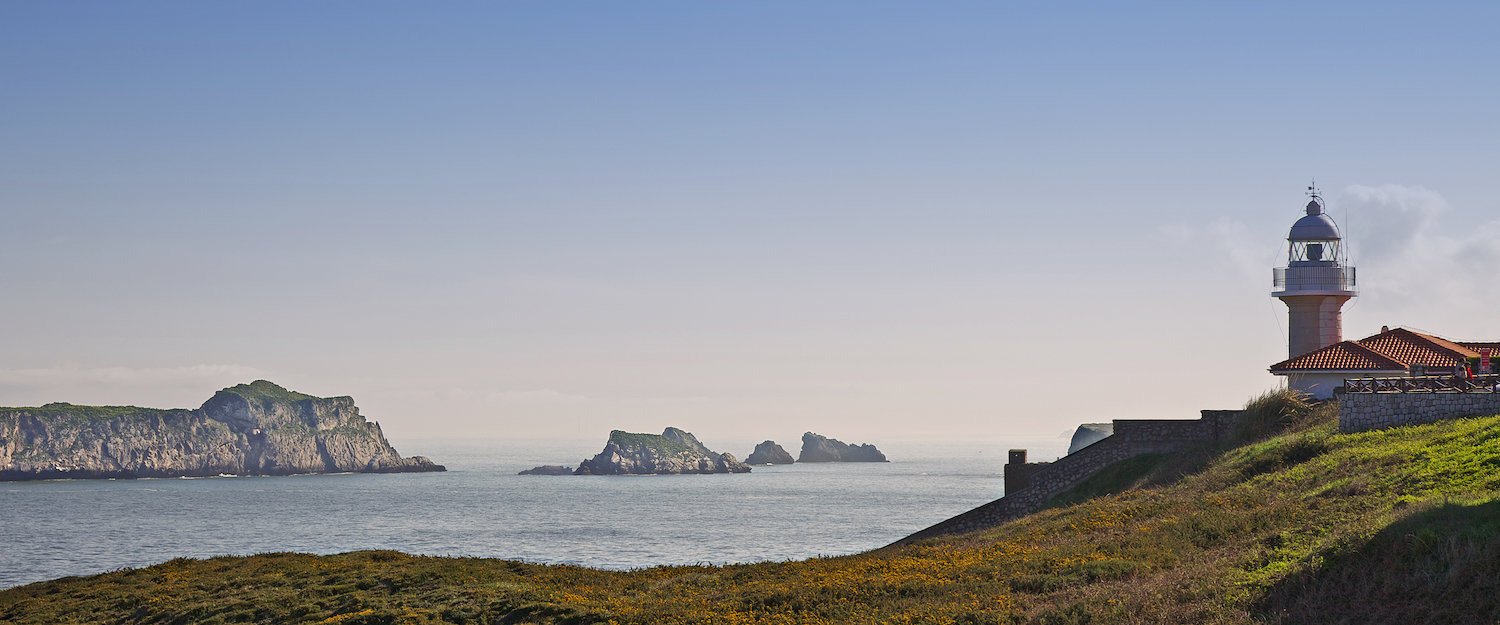 El faro y el mar de Suances