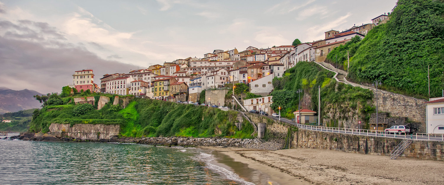 vista del maravilloso pueblo de Lastres, muy cerca de Colunga